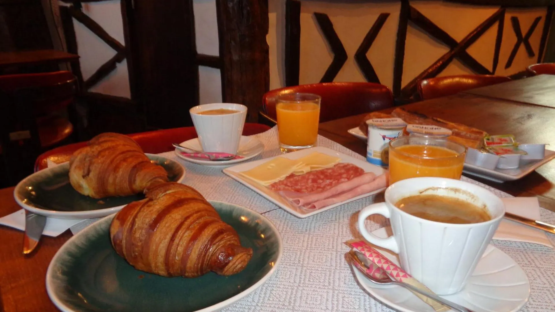 Hotel Les Degres De Notre Dame contacts